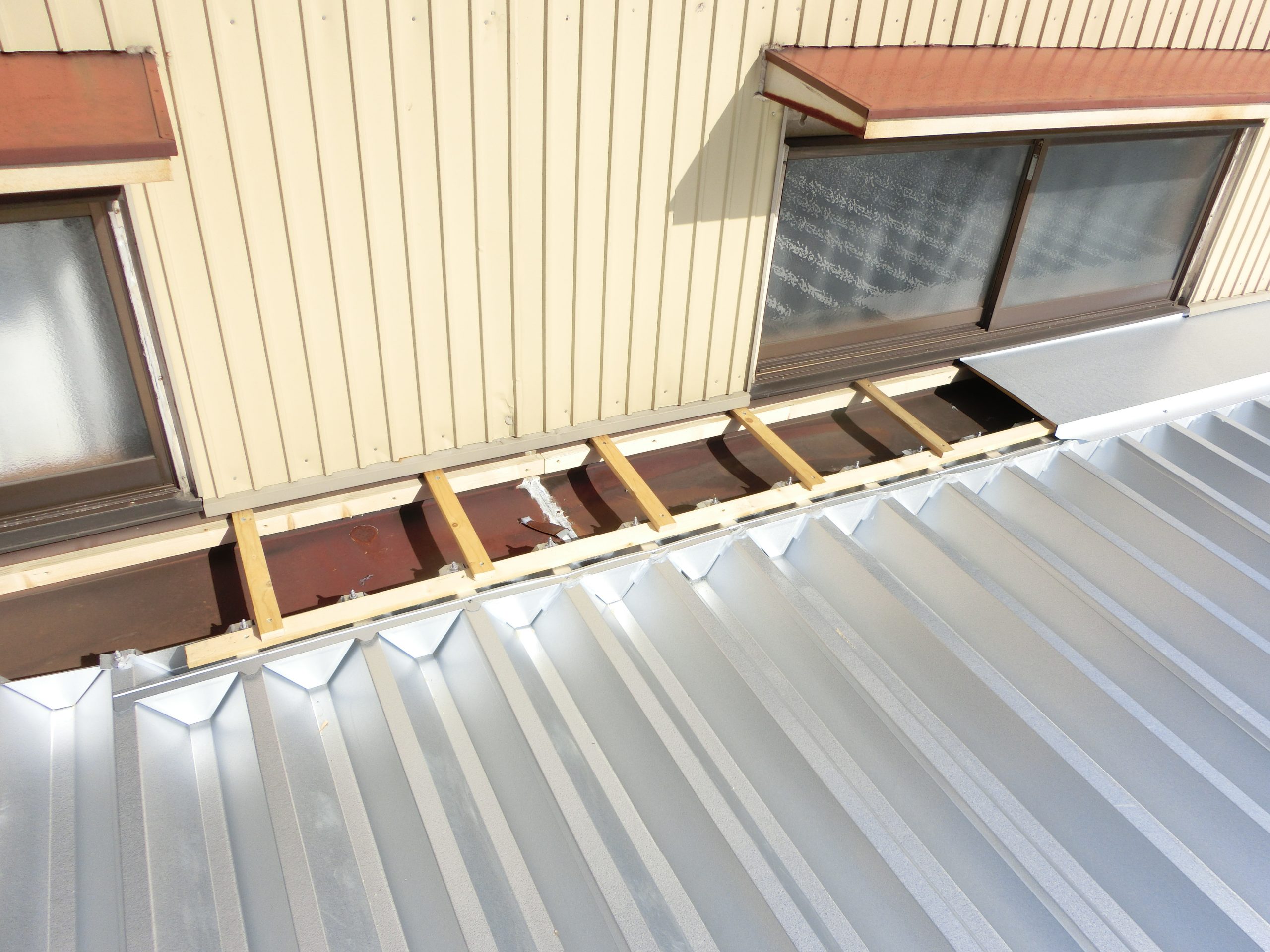 工場折板屋根カバー工法