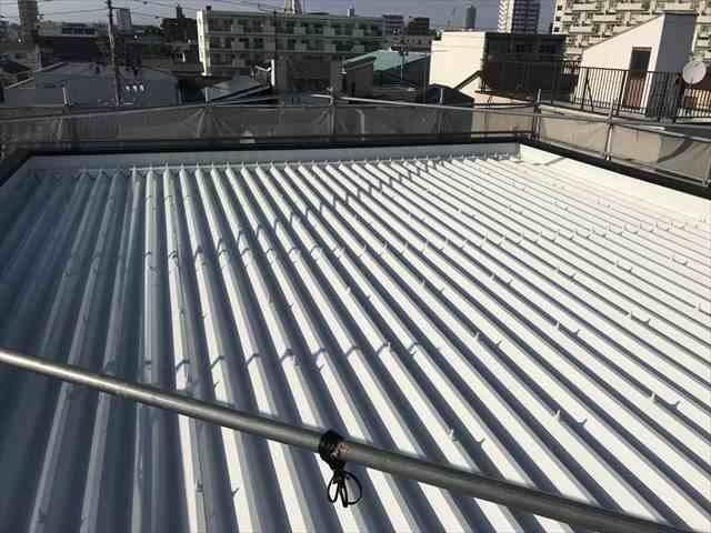 遮熱塗料で折半屋根塗装