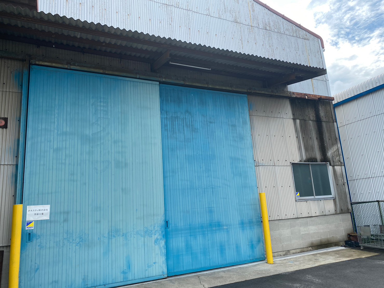弥富市にて法人様より工場入口の扉とレールの塗り替え見積りのため現地に行ってきました