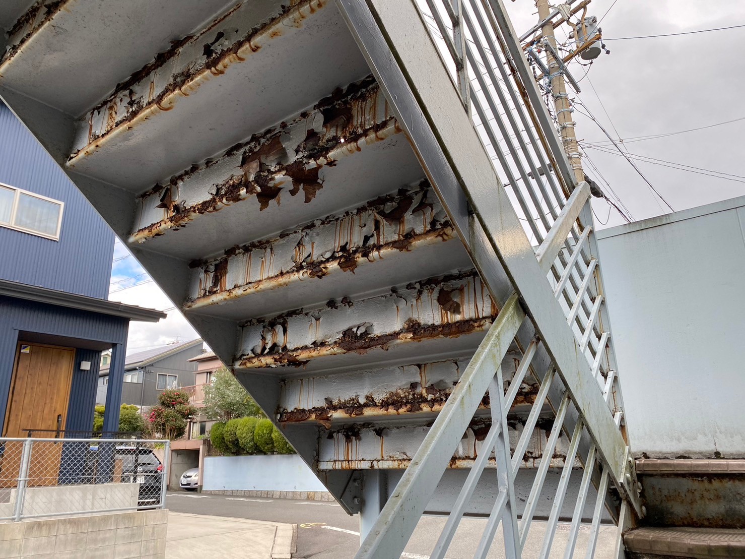東海市の賃貸アパートの鉄骨階段