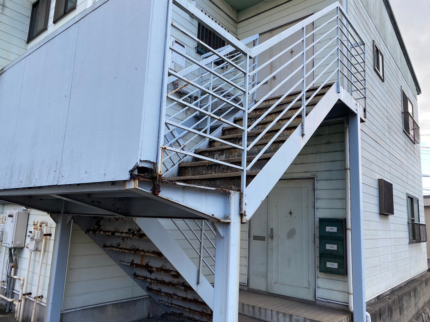 愛知県東海市加木屋町にて外部鉄骨階段の錆が酷い賃貸アパートの現地調査をおこないました