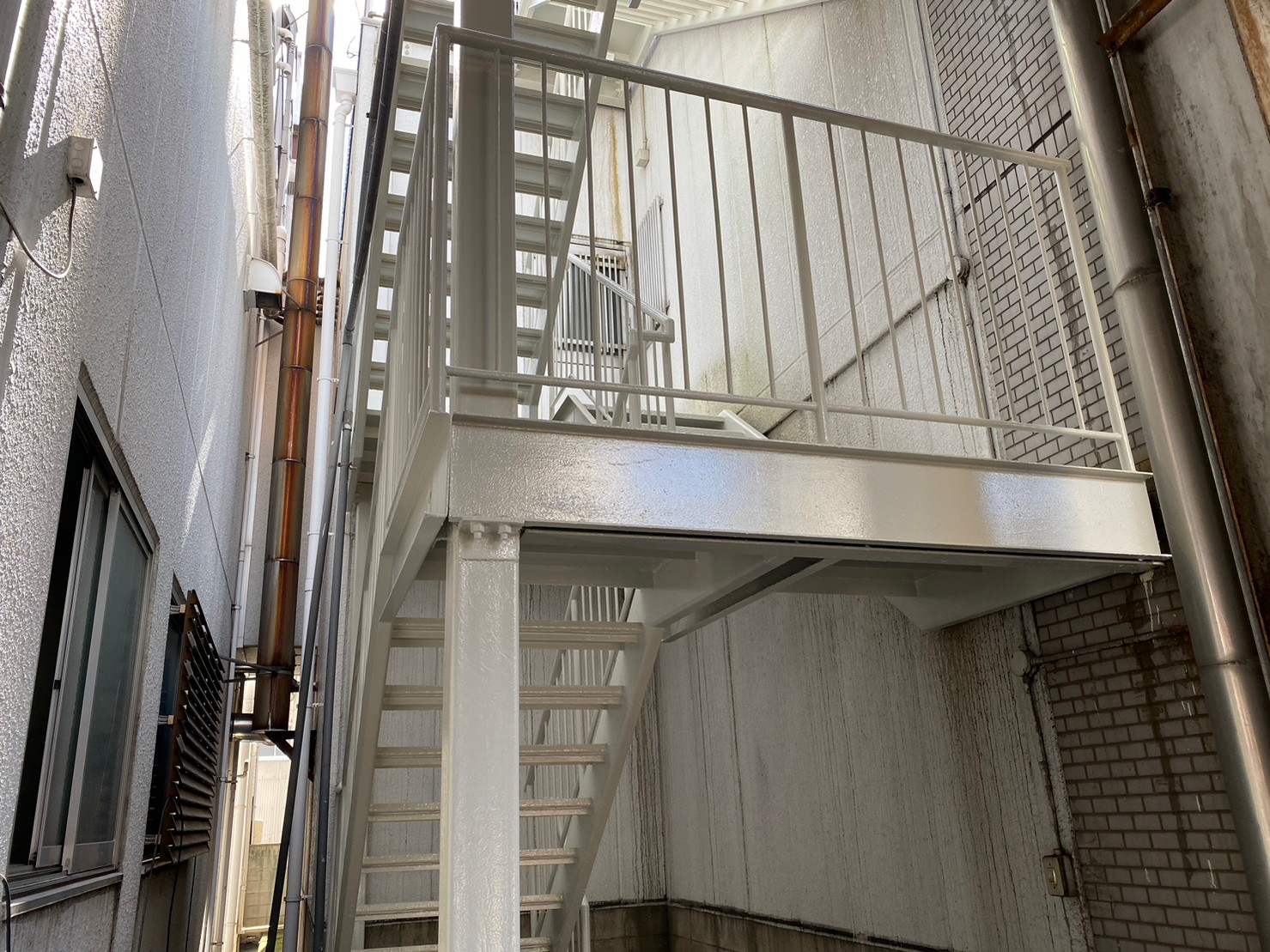 名古屋市港区にて工場の鉄骨階段をプレミアムNADシリコンで塗装しました