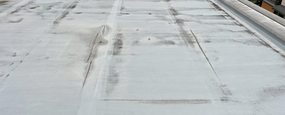 名古屋市名東区｜ALC外壁3階建て屋上の雨漏り修理で既設ゴムシート防水を撤去した工事事例
